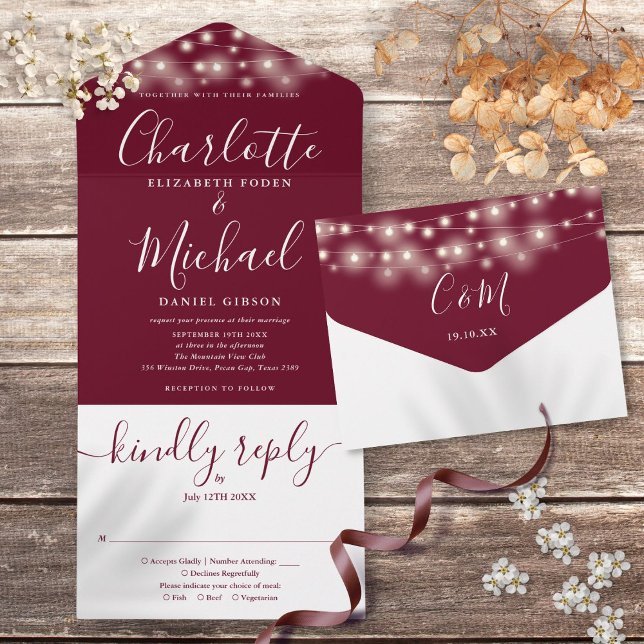 Burgunder Strängljus Elegant Bröllopsskrift (Burgundy String Lights Elegant Script Wedding All In One Invitation)