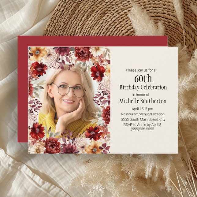 Burgunder Vattenfärg Blommig 60-års Födelsedagsfot Inbjudningar (Burgundy, rust, and cream-colored watercolor floral photo birthday party invitation)