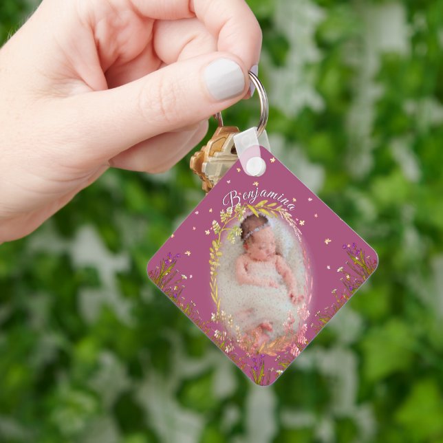 Burgunderblommig anpassad babys namn present nyckelring (Hand)
