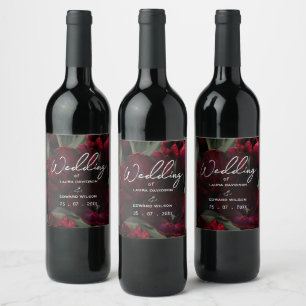 burgunderblommig bröllopsdesign med rik vin vinflaska etikett