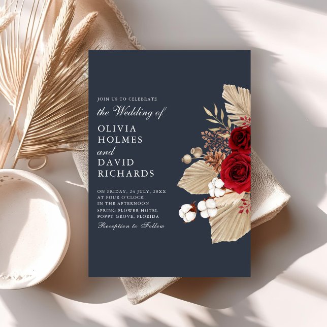Burgunderrosor på mörkblå bröllopsinbjudan inbjudningar (Burgundy Roses on Midnight Blue Wedding Invitation on a boho table with dry palm leaf.)