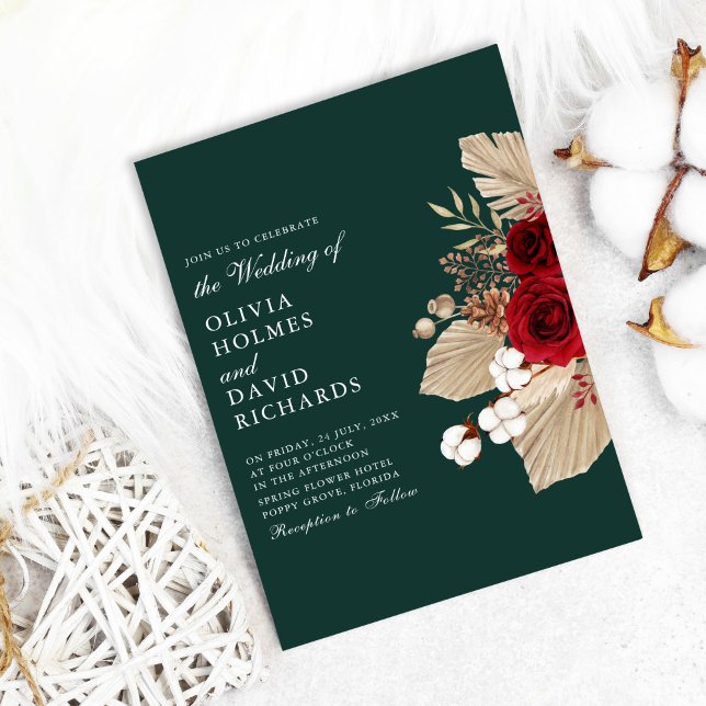 Burgunderrosor på smaragdgrön bröllopsinbjudan inbjudningar (Burgundy Roses on Emerald Green Wedding Invitation on cozy background with cotton flowers)