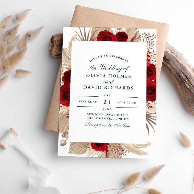 Burgunderrosor Pampasgräs Elegant Bröllop Inbjudningar (Burgundy Roses and Pampas Grass Wedding Invitation on white table sorrounded with dry pampas grass.)