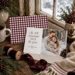 Burgunderrutigt julfoto för nygifta julkort