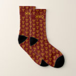 Burgundi Monogram MENORAH| Hanukkah Strumpor<br><div class="desc">Snyggt,  burgundy MENORAH HANUKKAH Socks,  designad med en faux guld-menorah i ett lodrät,  tiled mönster. Det finns ett anpassade TRIPLE MONOGRAM som du kan använda med ditt eget initialer.Formgivningen upprepas på insidan och utsidan.  Idealisk gåva till jul och födelsedag,  och särskilt till Hanukkah. Finns i andra färger.</div>