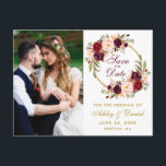 Burgundisk blomsterkrans Spara datum Foto Vykort<br><div class="desc">Vattenfärg Burgundy Marsala blomsterkrans Guld Spara datum Foto Förlovningsannons Postkort</div>