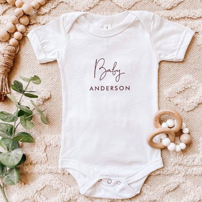 Burgundy Anpassningsbar Baby Namn T Shirt (Skapare uppladdad)