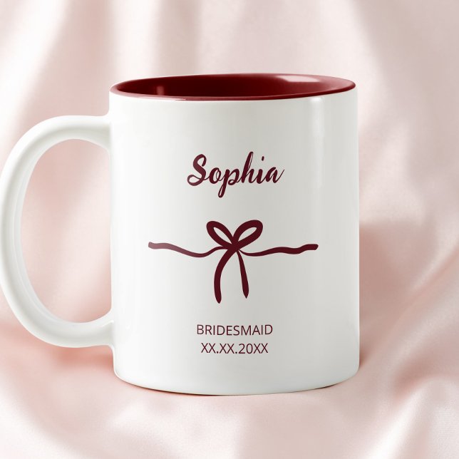 Burgundy Båge Brudtärna Modern Skript Namn Datum Två-Tonad Mugg (Burgundy Bow Bridesmaid Script Modern Name Date Two-Tone Coffee Mug)
