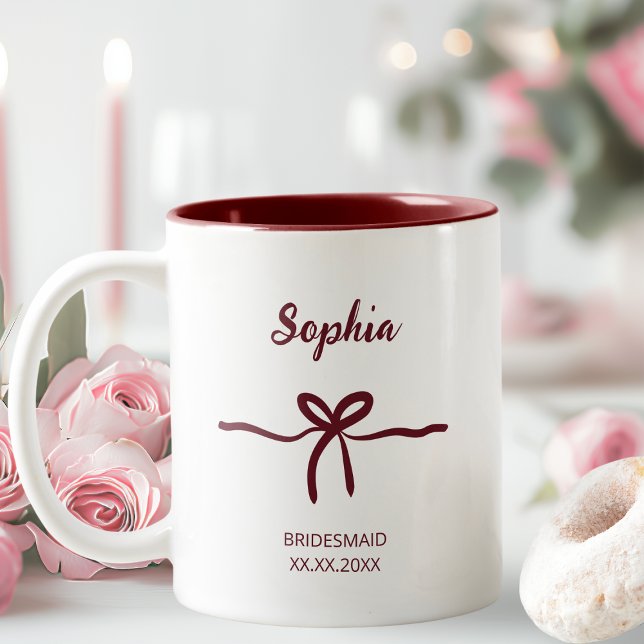Burgundy båge brudtärna modernt typsnitt namn datu Två-Tonad mugg (Burgundy Bow Bridesmaid Script Modern Name Date Two-Tone Coffee Mug)