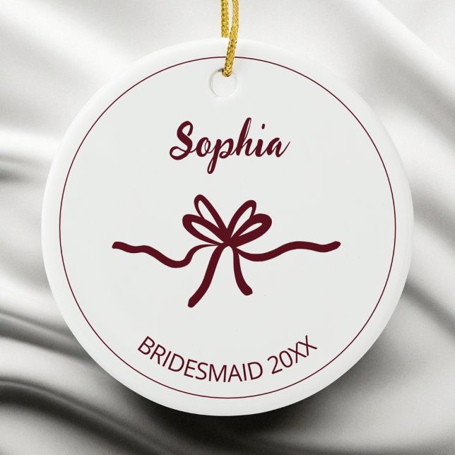 Burgundy Båge Vit Modern Brudtärna Namn År Julgransprydnad Keramik (Burgundy Bow White Modern Bridesmaid Name Year Ceramic Ornament)