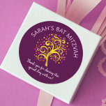 Burgundy Bat mitzvah guldblomma Livets träd Modern Runt Klistermärke<br><div class="desc">Var stolt, gladd och visa den här milstolpen av din favoritBat mitzvah! Använda den här roligten, sofistikerad, personlig-dekal som ska läggas till hennes speciella dag. En häpnadsväckande, grafisk faux guld-folie träd med glatt rosa, orange och röd stjärna av David och punkt "löv" täcker över en rik lila-burgundär bakgrund. Anpassa anpassningsbarna...</div>