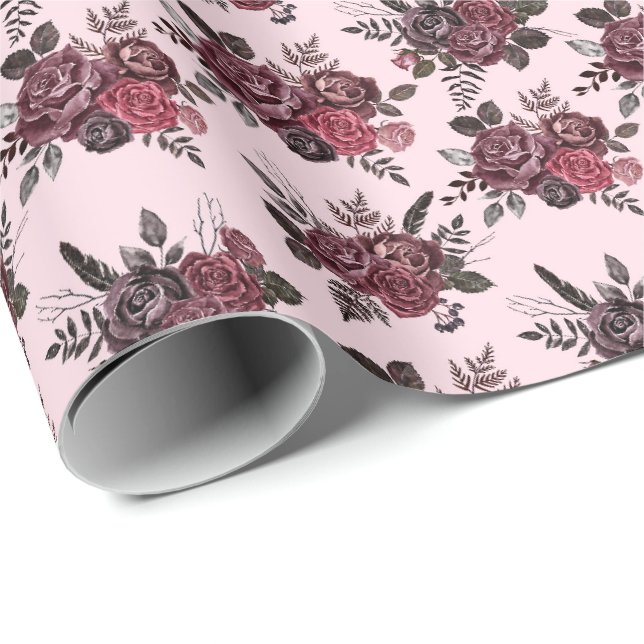 Burgundy Blommigt Bouquet på mjuk Rosa Presentpapper (Rullad Hörn)