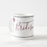 Burgundy Blommigt Elegant Rustic Bridesmaid Kaffemugg<br><div class="desc">Söt burgundy ’Bridesmaid’ vattenfärgsväska och rustik totepåse. Bara så söt. Bär med all bröllopsdag som behövs i den här söta väskan. De här gör underbara gåvor till flickorna i bröllop.</div>