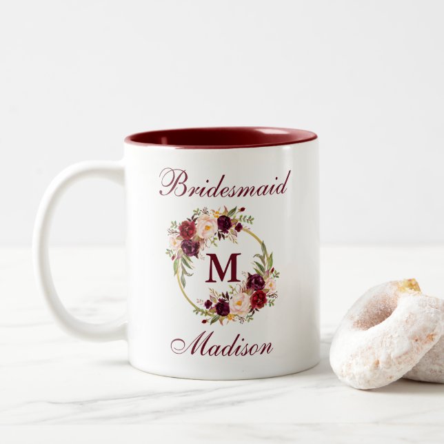 Burgundy Blommigt Guld Circle Monogram Bridesmaid Två-Tonad Mugg (Med munk)
