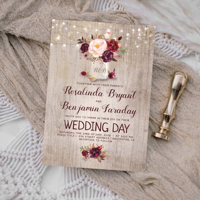 Burgundy Blommigt Mason Burk Rustic Bröllop Inbjudningar (Burgundy Red and Pink Flowers Mason Jar Rustic Wedding Invitations)