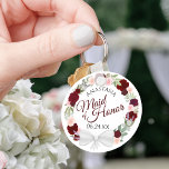 Burgundy  Blommigt Utandning Maid of honor Bröllop Nyckelring<br><div class="desc">Den här nyckelkedjan är designad som ett tack för Maid of honor vid bröllop. Eleganten boho-chicen är utformad för att ge en rustik handmålad vattenfärgskonstruktion med en krans av ro och blommor i burgnyans, rött och rosa. Texten är skriven i elegant brev, och det finns utrymme för hennes namn och...</div>