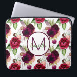 Burgundy blommigts Boho namn monogram Laptop Fodral<br><div class="desc">En chic vit bakgrund med en blommigt för begravning och rosa,  blomman mönster. Romantisk boho,  bohemian stil med fjädrar och ro. En vit och burgundisk ram,  mall för ditt monogram brev och första namn. Burgundy och grönt brev. Namn är skrivet med ett modernt och trendig handskript i stil.</div>