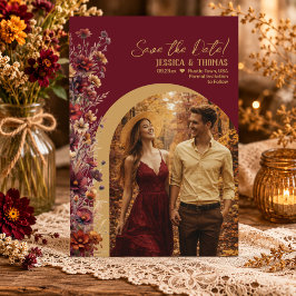 Burgundy Boho Chic Vilda Blommor Båge Foto Bröllop Spara Datumet
