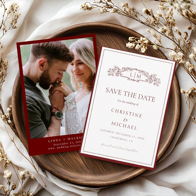 Burgundy botaniskt vapensköld monogram bröllop spara datumet (Skapare uppladdad)