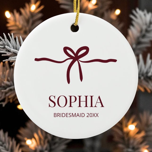 Burgundy Bow Bridesmaid Modern Minimal Namn-år Julgransprydnad Keramik (Burgundy Bow Bridesmaid Modern Minimal Name Year Ceramic Ornament)