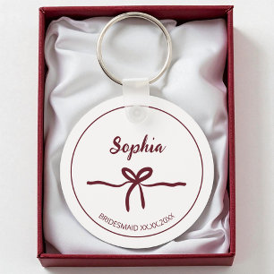 Burgundy Bow Bridesmaid Script Modern Namn Datum Nyckelring