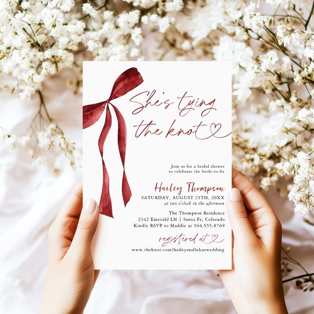 Burgundy Bow Hon är Gifter sig Möhippa Inbjudningar (Skapare uppladdad)