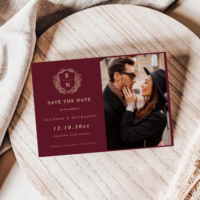 Burgundy Champagne Guld Vapensköld Monogram Formel Spara Datumet (Burgundy Champagne Gold Crest Monogram Formal Save The Date)