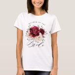 Burgundy Champagne Ivory Budens mamma T Shirt<br><div class="desc">Elegant Burgundy Red,  Champagne ivoriansk blommigt Tema bröllop budens mamma t-skjorta med elegant bouquet av Burgundy,  champagne elfenben färg ro peonies och sage grönt eucalyptus löv. Kontakta mig om du behöver hjälp med anpassning eller om du behöver någon annan produkt med den här designen.</div>