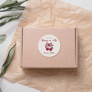 Burgundy Cherry på Top Baby-duschen Runt Klistermärke