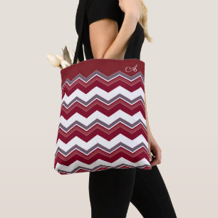 Burgundy chevron mönster med monogram tygkasse