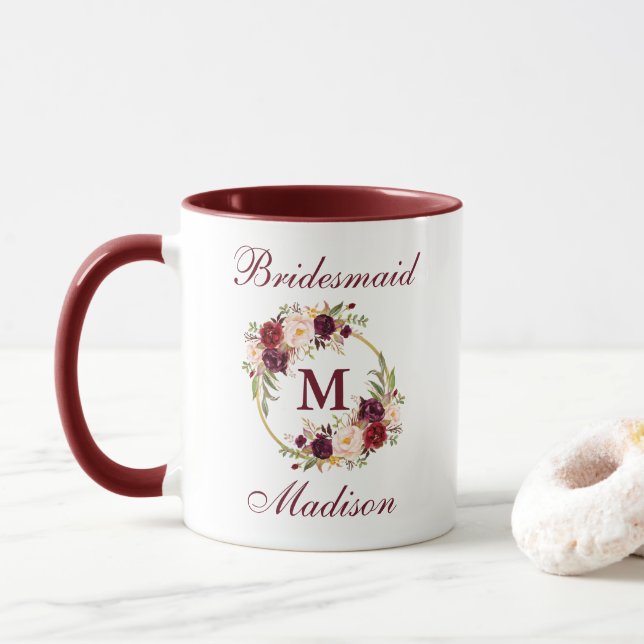 Burgundy cirklar blom- guld brudtärnamonogramen mugg (Med munk)
