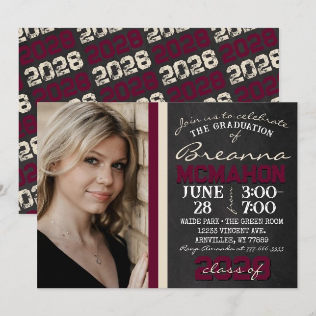 Burgundy & Cream Tan Chalkboard Studenten Photo Inbjudningar (Fram/baksida)