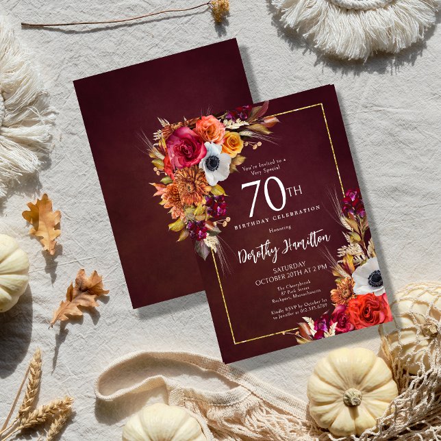 Burgundy Fall Flowers Elegant Script 70:e födelsed Inbjudningar (Elegant Fall Flowers Pop Against a Burgundy Background on an Autumn Floral 70th Birthday Invitation)