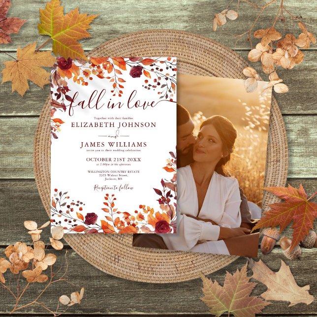 Burgundy Fall in Kärlek Autumn Blommigt Photo Bröl Inbjudningar (Burgundy Fall In Love Autumn Floral Photo Wedding Invitation)