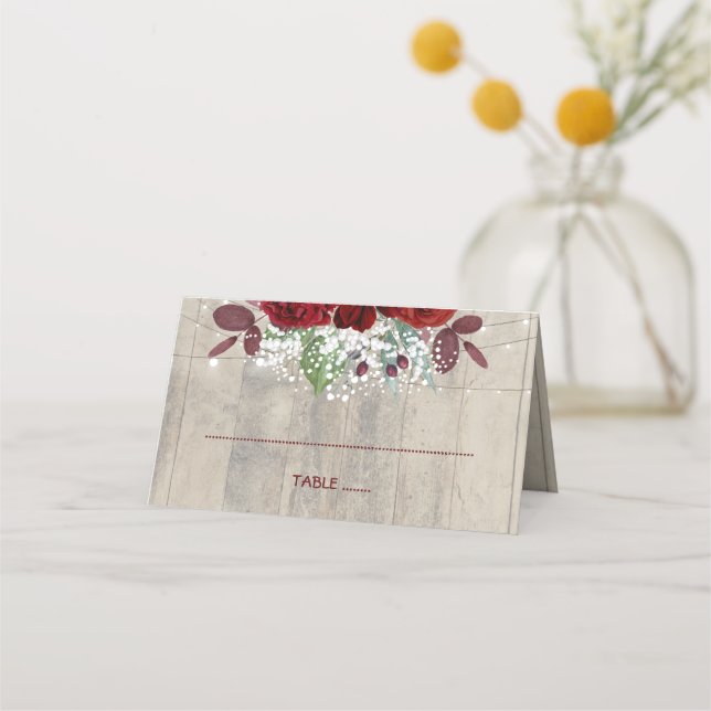 Burgundy Flowers Rustic Wood Bröllop Placeringskort (Framsida)