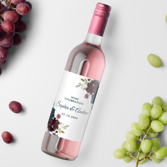 Burgundy & Flowers Rustic Wood Bröllop Vinflaska Etikett (Skapare uppladdad)