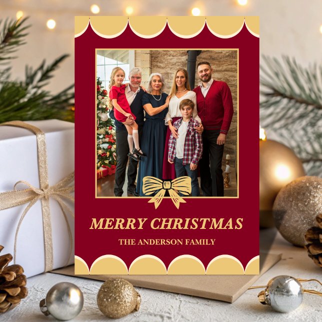Burgundy Gold Bow Scalloped Family Christmas Photo Julkort (Skapare uppladdad)