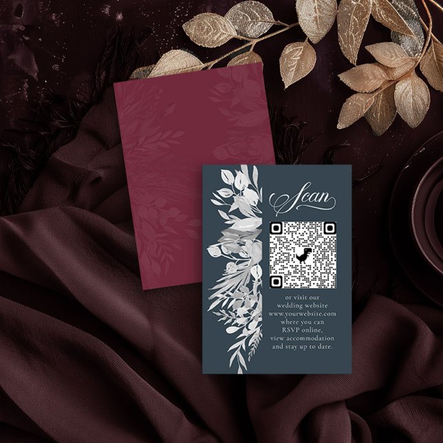 Burgundy Grått Botanisk Online OSA QR Kod Tilläggskort (Online RSVP QR Code Card in Burgundy and Grey from the Foliage Duet Collection by Darling & May)
