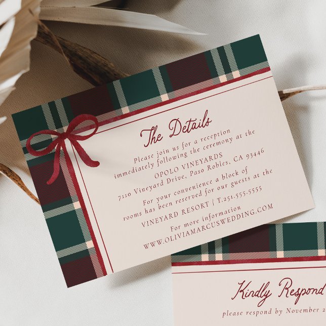 Burgundy Green Plaid Christmas Bow Wedding Details Tilläggskort (Burgundy green plaid Christmas wedding details card with red bow, classic winter info card.)