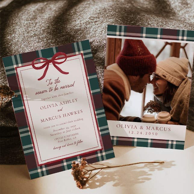 Burgundy Green Plaid Christmas Bow Wedding Inbjudningar (Burgundy green plaid Christmas wedding invitation with red bow, classic winter holiday design.)