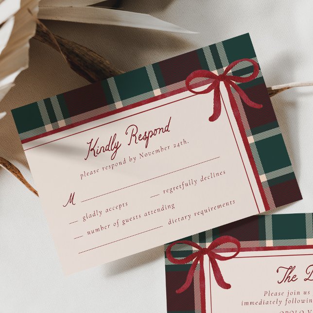 Burgundy Green Plaid Christmas Bow Wedding OSA Kort (Burgundy green plaid Christmas wedding RSVP card with red bow, stylish winter response card.)