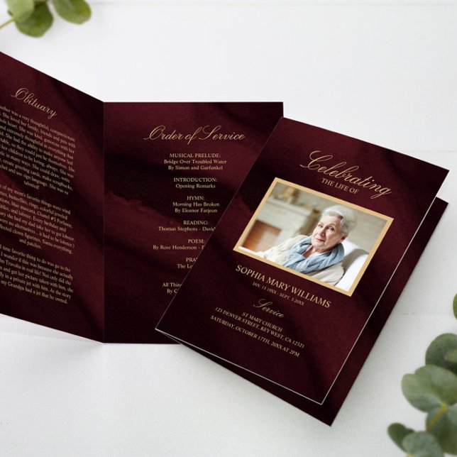 Burgundy & Guld Calligraphy Memorial Programme Kort (Skapare uppladdad)