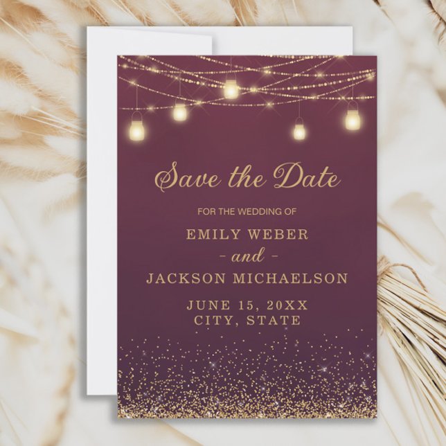 Burgundy Guld Glitter Sträng Ljus Spara Datum Spar Datumet (Elegant burgundy wedding Save the Date with gold glitter and string lights.)
