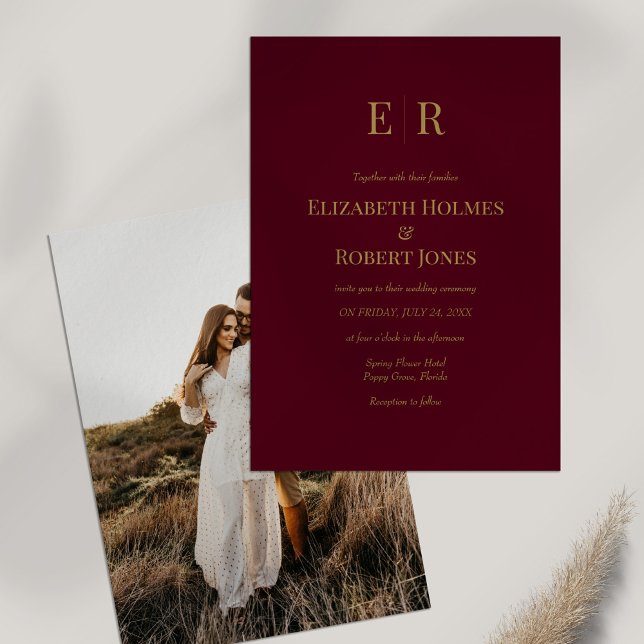 Burgundy Guld Monogram Anpassningsbar Photo Bröllo Inbjudningar (Burgundy Gold Monogram Custom Photo Wedding Invitation on white table with dry wildflower.)