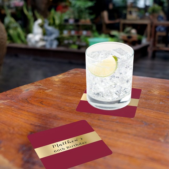 Burgundy guld namn-skriptfödelseår underlägg papper kvadrat (Skapare uppladdad)