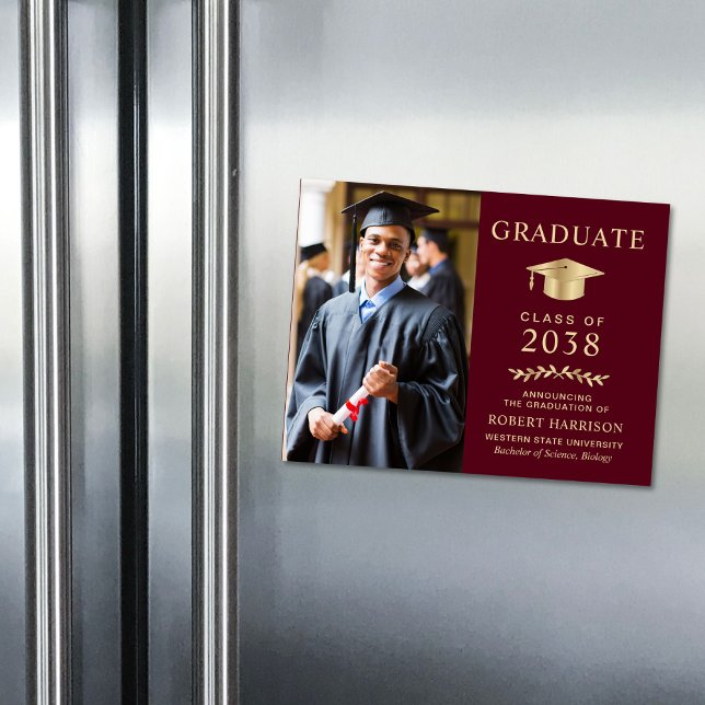 Burgundy Guld Photo Studenten meddelande (An elegant college graduation announcement magnet to celebrate the graduate's achievements)
