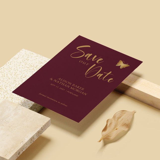 Burgundy & Guld Skrift: Glittrande Fjäril Bröllop Spara Datumet (Personalized Burgundy & Gold Script: Glitter Butterfly Wedding Save The Date)