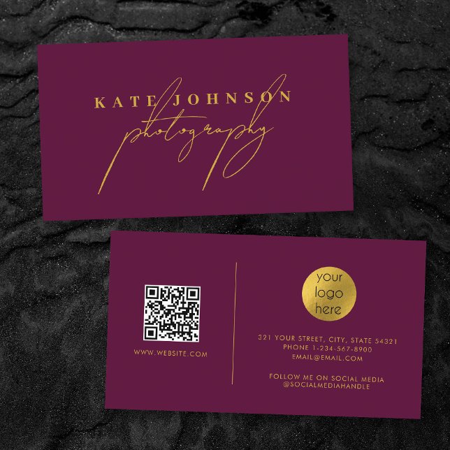 Burgundy Guld-skript QR-kod Social Media Visitkort (Burgundy Gold Script QR Code Social Media Business Card)