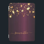 Burgundy guld stjärnor namn glamoral iPad mini skydd<br><div class="desc">En mörk burgundy faux metallisk tittar bakgrund med droppande faux guld-stjärnor. Anpassa och lägg till ett namn. Namn är skrivet med ett gyllene,  modernt,  handskrivet skript i stil med slagord. Om du bara vill behålla utslagen tar du bort exemplet namn lämnar du blankstegen eller symbolerna framför och efter namn</div>