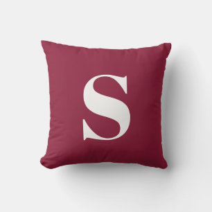 Burgundy initial monogrammed utomhusfyllning kudde